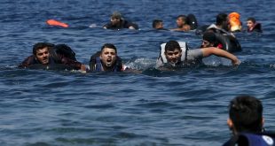 إنقاذ مهاجرين قبالة السواحل اليونانية. (الإنترنت).