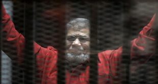 الرئيس الأسبق محمد مرسي خلال إحدى جلسات المحاكمة. (الإنترنت).