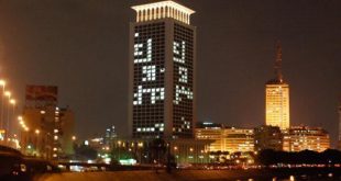 مبنى وزارة الخارجية المصرية مضاء بشعار الأمم المتحدة. (الإنترنت).