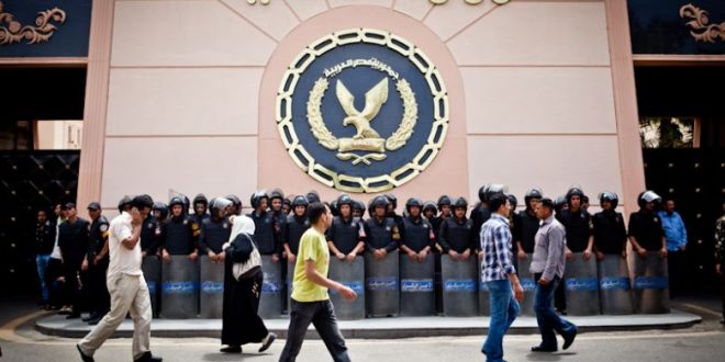 جنود الأمن المركزي أمام مقر وزارة الداخلية المصرية. (الإنترنت).