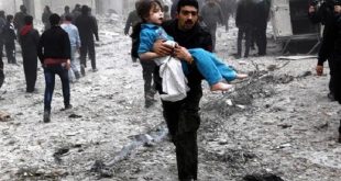 رجل يحمل طفلة بعيدا عن آثار دمار غارة بسورية. (الإنترنت).