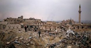 أفراد من الجيش السوري ومدنيون فوق حطام فندق كارلتون في منطقة خاضعة لسيطرة الحكومة في حلب. (رويترز).