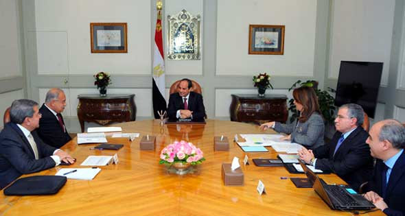 الرئيس خلال اجتماعه مع وزراء الماليه والتموين والتضامن الاجتماعى. (الإنترنت).