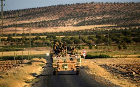 جنود اتراك عائدون الى تركيا من مدينة جرابلس على الحدود السورية-التركية. (فرانس برس).