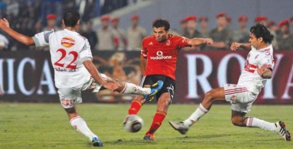 صورة من مباراة سابقة بين فريقي الأهلي والزمالك. (الإنترنت).