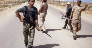 مقاتلون من قوات فجر ليبيا يبحثون عن مواقع تنظيم داعش خلال عمليات استطلاع في سرت. (رويترز).
