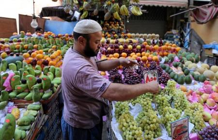 تاجر فاكهة في سوق بالقاهرة يوم 15 يونيو. (رويترز).