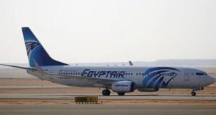 طائرة ركاب تابعة لشركة مصر للطيران بعد هبوطها في مطار القاهرة. رويترز.