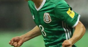 هيرفينج لوزانو لاعب المكسيك يحتفل بتسجيل هدف لفريقه أمام بنما في مكسيكو سيتي