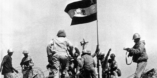 صورة أرشيفية لرفع العلم فوق سيناء في حرب أكتوبر