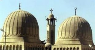 كنيسة تتوسط مسجدين