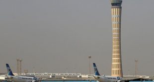 طائرات تابعة لشركة مصر للطيران ترابض أمام برج مراقبة الحركة الجوية في مطار القاهرة. رويترز.