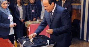 الرئيس المصري عبد الفتاح السيسي يدلي بصوته في الانتخابات الرئاسية 2018. (صورة لرويترز من مؤسسة الرئاسة في مصر).