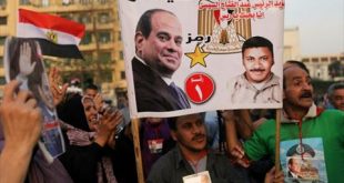 مؤيدو الرئيس عبد الفتاح السيسي يحتفلون بفوزه في 2 ابريل 2018 في ميدان التحرير