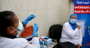 سيدة تتلقى اللقاح في أحد المراكز الصحية المصرية. (أرشيفية)