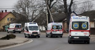 سيارات الإسعاف تغادر من منشأة يافوريف العسكرية بأوكرانيا