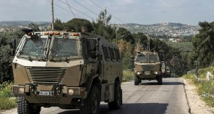آليات عسكرية إسرائيلية تتحرك خلال تمر خلال مواجهات بين الجيش الإسرائيلي وفلسطينيين في مخيم جنين للاجئين الفلسطينيين شمال الضفة الغربية المحتلة ، 9أبريل 2022. (أ ف ب)