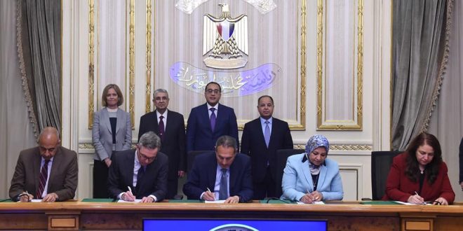 جانب من توقيع الاتفاقية بين شركة سكاتك النرويجية والحكومة المصرية. (مجلس الوزراء)