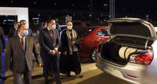 رئيس الحكومة المصرية مصطفى مدبولي يتفقد إحدى السيارات ضمن مبادرة إحلال السيارات القديمة. (فيسبوك)