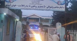 مقاتلون من حركة طالبان وأفراد طاقم طبي يقفون أمام بوابة مستشفى بانتظار وصول ضحايا التفجير. (فرانس 24)
