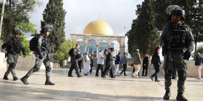شرطة الإحتلال الإسرائيلي في باحة الحرم القدسي الشريف حيث تتواصل اقتحامات المستوطنين للمسجد الأقصى. (أرشيفية)