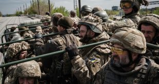جنود أوكرانيون ينسحبون من خط التماس في شرق أوكرانيا حيث قاتلوا خلال شهرين في 30 أبريل 2022. (أ ف ب)
