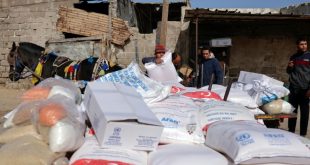 فلسطينيون يتسلمون مساعدات من مركز لوكالة غوث وتشغيل اللاجئين الفلسطينيين التابعة للأمم المتحدة في مدينة غزة في الأول من مارس 2022. (أ ف ب)
