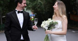 العروسان جانيل نيوتس وماثيو ميتشنر يتبادلان الأنخاب في مقر مسكنهما في شنغهاي خلال حفل زفافهما في 30 أبريل 2022. (أ ف ب)