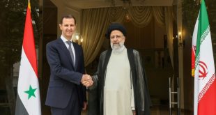 الرئيس الايراني ابراهيم رئيسي مصافحا الرئيس السوري بشار الاسد في طهران، في الثامن من مايو 2022. (أ ف ب)