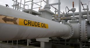 أنابيب النفط في أحد مواقع الإنتاج بالولايات المتحدة. (رويترز)