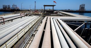 تحميل ناقلة نفط في مصفاة نفط رأس تنورة ومحطة النفط التابعة لأرامكو السعودية، 21 مايو 2018، حيث سجلت أسعار النفط ارتفاعا جديدا. (رويترز)