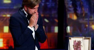 المخرج السويدي روبن أوستلوند يفوز بالسعفة الذهبية في مهرجان كان السينمائي (رويترز)