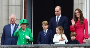 الملكة إليزابيت برفقة الأمير تشارلز (يسار) والأمر وليام وزوجته كايت وأولادهما على شرفة باكنغهام، في 5 يونيو 2022. (أ ف ب)