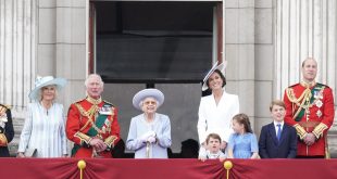 الملكة إليزابيث الثانية مع أفراد عائلتها في شرفة قصر باكنجهام احتفالًا باليوبيل البلاتيني لجلوسها على العرش. (الإنترنت)