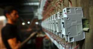 عامل مصري داخل شركة الكهرباء، حيث تخطط الحكومة المصرية لرفع أسعار الكهرباء في يوليو المقبل (الانترنت)