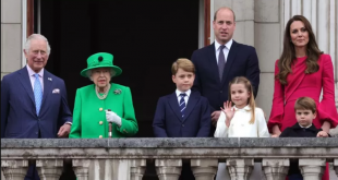 الملكة إليزابيث تتوسط الأمير تشارلز وزوجته والأمير ويليام وزوجته وعائلتهما "الانترنت"