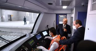 الرئيس المصري في أولى رحلات القطار الكهربائي الخفيف (الرئاسة المصرية)