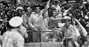عبدالناصر ومحمد نجيب في موكب جماهيري عقب ثورة يوليو