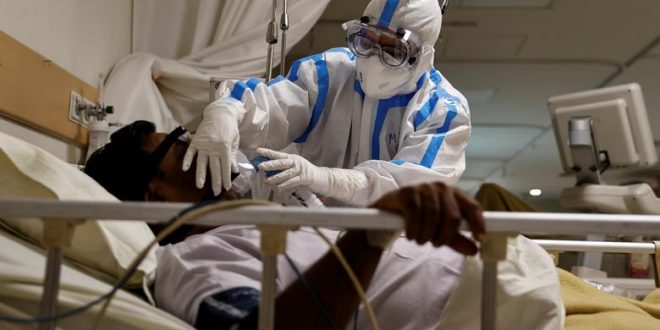 مريض مصاب بفيروس كورونا داخل مستشفى في الهند (رويترز)