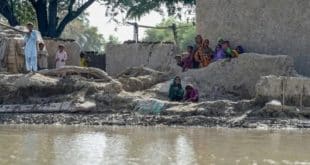 نازحون من الفيضانات ينتظرون بالقرب من منازلهم الحصول على مساعدات الطوارئ، في منطقة راجانبور بمقاطعة البنجاب، باكستان، 4 سبتمبر 2022 (أ ف ب)
