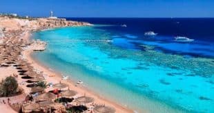 مصر تسعى لاستغلال أزمة الطاقة في أوربا بالترويج للإقامة الطويلة، شاطئ بمدينة شرم الشيخ. (الإنترنت)