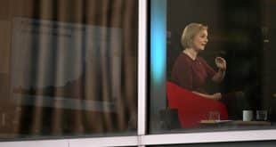 رئيسة الوزراء البريطانية ليز تراس في برنامج سياسي عبر "بي بي سي"، في 2 أكتوبر 2022 (أ ف ب)