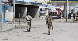 عناصرأمن صوماليين في موقع هجوم على فندق بالعاصمة مقديشو، أغسطس الماضي. (أرشيفية)