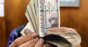 موظف يعد عملات نقدية من فئة الجنيه المصري في مكتب صرافة في وسط القاهرة. (أرشيفية: رويترز)