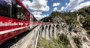 قطار يخترق جبال الألب في سويسرا. (الإنترنت)