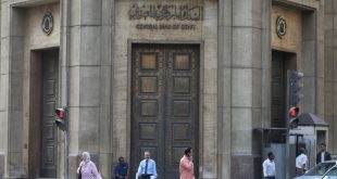مواطنون مصريون أمام مقر البنك المركزي في القاهرة، حيث من المتوقع أن يتجه الجنيه المصري إلى موجة انخفاض جديد مقابل الدولار. (أرشيفية - رويترز)