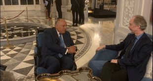 وزير الخارجية سامح شكري ومبعوث الأمم المتحدة الخاص إلى سوريا جير بيدرسون خلال لقاء في روما، أمس الأربعاء. (وزارة الخارجية)