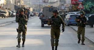 جنود من قوات الاحتلال الإسرائيلي ينتشرون في قرية حوارة جنوب مدينة نابلس في الضفة الغربية المحتلة في 26 فبراير 2023. (أ ف ب)