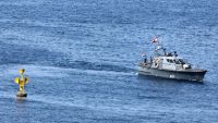 دورية للبحرية اللبنانية قرب عوامة ترسم الحدود البحرية بين لبنان وإسرائيل في البحر الأبيض المتوسط قبالة جنوب الناقورة في لبنان، 27 أكتوير 2022 ( أ.ف. ب)