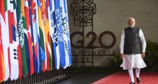 رئيس الوزراء الهندي ناريندرا مودي يمر أمام أعلام دول مجموعة العشرين. (الإنترنت)